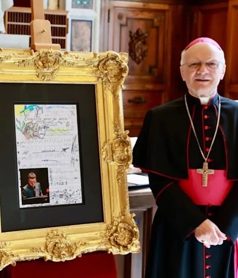 Monseigneur Angelo Vincenzo Zani avec la partition de Monsieur Jamin au Vatican